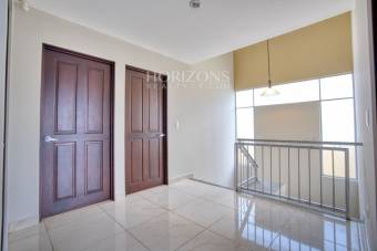 En Venta Moderna Casa en Condominio Mirasol Sabanilla a 1.4 KM de UCR Amplias Zonas Verdes