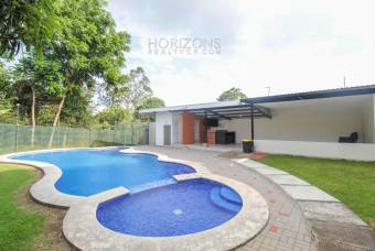 En Venta Moderna Casa en Condominio Mirasol Sabanilla a 1.4 KM de UCR Amplias Zonas Verdes