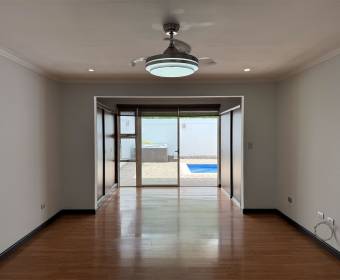 Casa de 1 planta en residencial a la venta en San Rafael de Escazú