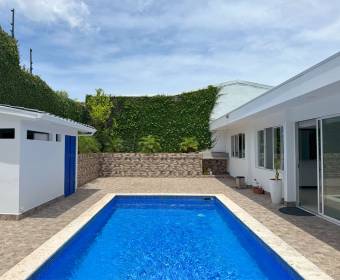 Casa de 1 planta en residencial a la venta en San Rafael de Escazú