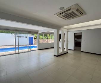 Casa de 1 planta en residencial a la venta en San Rafael de Escazú