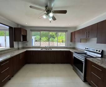Casa de 1 planta en residencial a la venta en San Rafael de Escazú