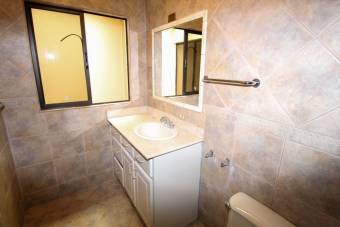 Precio de Oportunidad Se Vende Casa en Guayabos Curridabat 3 Habitaciones más Cuarto Servi