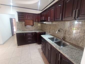 Venta de Casa Esquinera en Mercedes de Heredia. RAH 26-2075