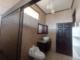 Venta de Casa Esquinera en Mercedes de Heredia. RAH 26-2075