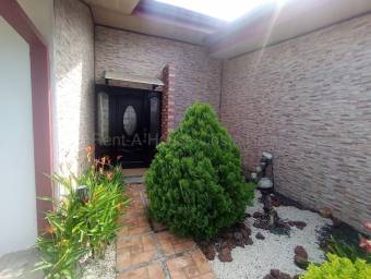 Venta de Casa Esquinera en Mercedes de Heredia. RAH 26-2075