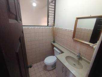 Venta de Casa Esquinera en Mercedes de Heredia. RAH 26-2075