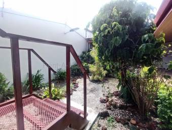 Venta de Casa Esquinera en Mercedes de Heredia. RAH 26-2075