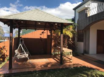 #2144, En venta casa de dos niveles en Lomas de Ayarco Sur