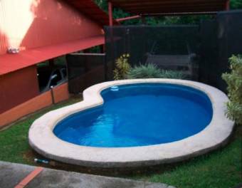 se vende espaciosa casa con su propia piscina y areas verdes  en santa ana Piedades20-1369