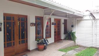 Inversión segura de hermosa casa con excelente ubicación en Lourdes de Montes de Oca. #20-847
