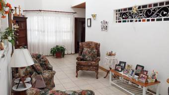 Inversión segura de hermosa casa con excelente ubicación en Lourdes de Montes de Oca. #20-847