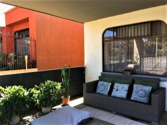 se vende espaciosa casa con patio en resiencial privado 20-483