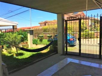 se vende espaciosa casa con patio en resiencial privado 20-483