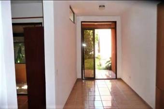 se vende espaciosa casa con patio en resiencial privado 20-483