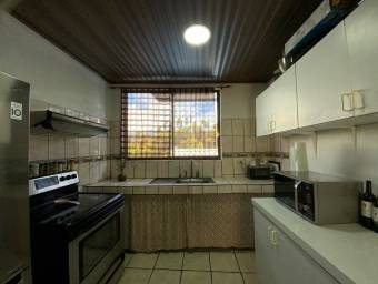 se vende acogedora casa independiente con amplia terraza y patio 21-1985