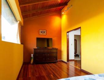Hermosa, amplia y ventilada casa en venta en San Vicente de Moravia- Colegios Norte.  Listing 22-261
