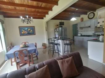 Vendo  bella casa con apartamento en SAN ISIDRO HEREDIA