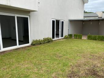 se vende casa con patio en guachipelin Escazu 22-2365