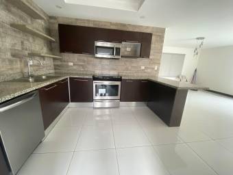 se vende casa con patio en guachipelin Escazu 22-2365