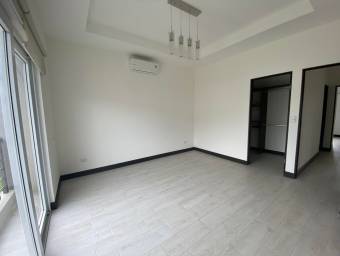 se vende casa con patio en guachipelin Escazu 22-2365