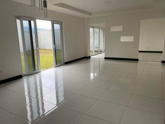 se vende casa con patio en guachipelin Escazu 22-2365