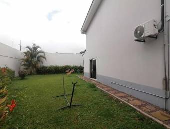 Se vende casa con patio grande en Guachipelin Escazu 22-2684