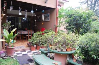 Se vende espaciosa casa con patio en Escazu 22-2172