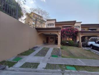 Se vende espaciosa casa con patio en Bello Horizonte Escazu 22-1948