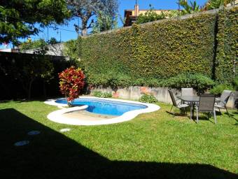 Se vende preciosa casa con piscina privada en Santo Domingo de Heredia 22-2162
