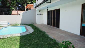 Se vende independiente a casa con piscina privada y patio grande en Brasil de Santa Ana 22-2702