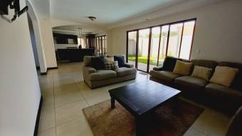 Se vende independiente a casa con piscina privada y patio grande en Brasil de Santa Ana 22-2702