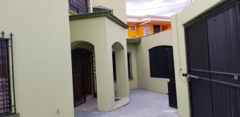 Se vende espaciosa casa con patio en  San Juan de Tibas 22-2695