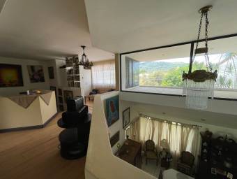 Se vende casa amplia en la exclusiva zona de Trejos Monte Alegre Escazu 22-2638