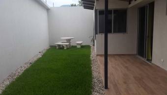 Se vende espaciosa casa con patio en Brasil de Santa Ana 22-151