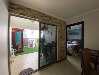 se vende espaciosa casa con patio y terraza en Desamparados de Alajuela  22-2040