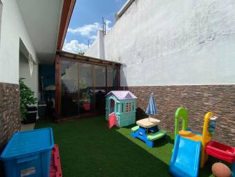 se vende espaciosa casa con patio y terraza en Desamparados de Alajuela  22-2040