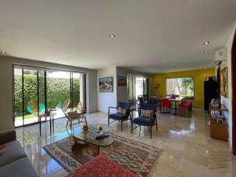 Se vende espaciosa casa con mucha luz natural terraza y amplias areas verdes 22-2092