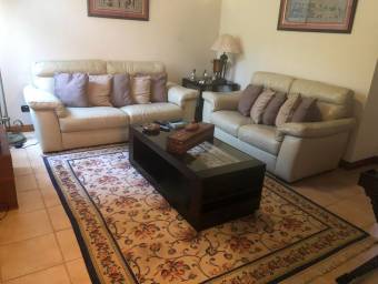 Se vende espaciosa con bonito Jardin en Guachipelin escazu 22-1637