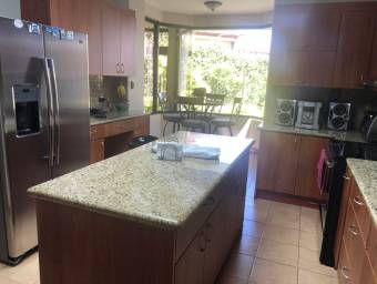 Se vende espaciosa con bonito Jardin en Guachipelin escazu 22-1637