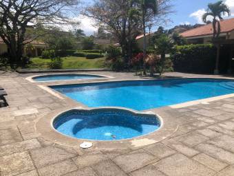 Se vende espaciosa con bonito Jardin en Guachipelin escazu 22-1637