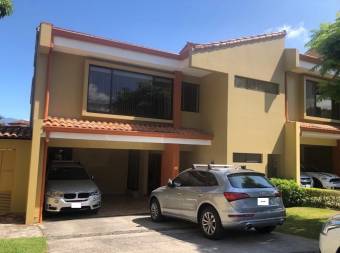 Se vende espaciosa con bonito Jardin en Guachipelin escazu 22-1637