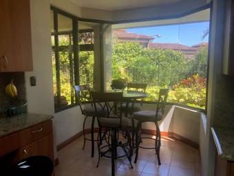 Se vende espaciosa con bonito Jardin en Guachipelin escazu 22-1637