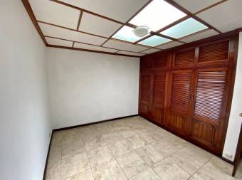 Se vende espaciosa casa con jardin interno en Rorhmoser 22-714