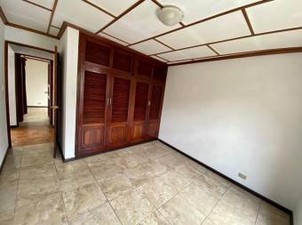 Se vende espaciosa casa con jardin interno en Rorhmoser 22-714