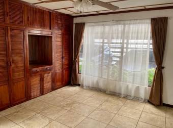 Se vende espaciosa casa con jardin interno en Rorhmoser 22-714