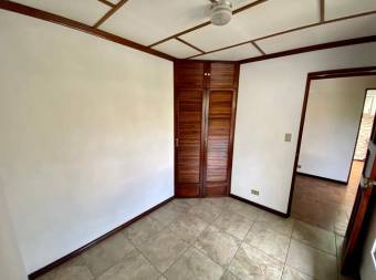 Se vende espaciosa casa con jardin interno en Rorhmoser 22-714