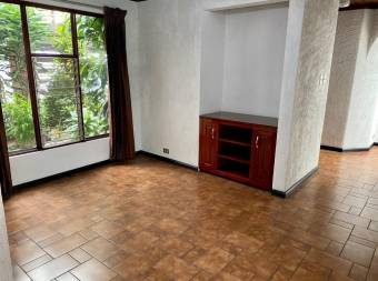 Se vende espaciosa casa con jardin interno en Rorhmoser 22-714