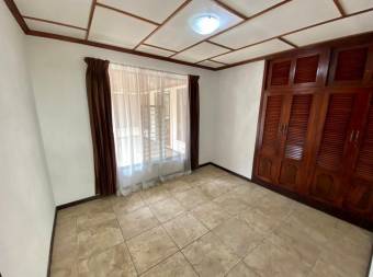 Se vende espaciosa casa con jardin interno en Rorhmoser 22-714