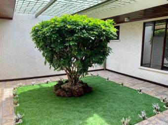 Se vende espaciosa casa con jardin interno en Rorhmoser 22-714